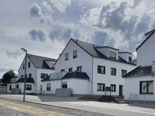 Erstbezug mit Balkon und EBK: Geschmackvolle 2-Zimmer-Terrassenwohnung mit lux. Innenausstattung