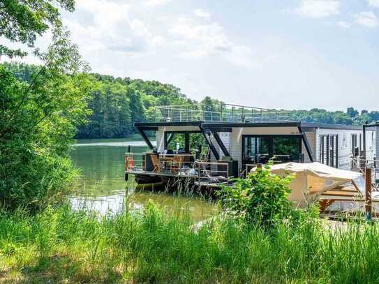 Wohnen auf dem Wasser: hochwertig ausgestattetes Hausboot mit ca. 110 qm WFL/NF und Liegeplatz