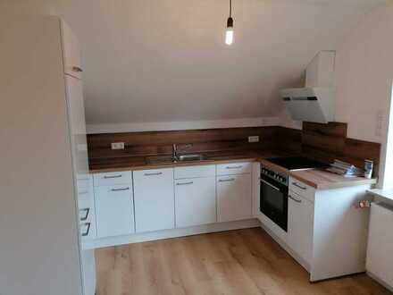 Schöne 2,5-Zimmer-DG-Wohnung mit Balkon und Einbauküche in Oberhöfen