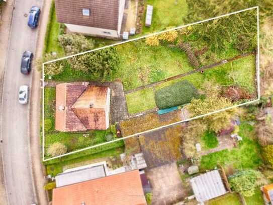 Sanierungsbedürftiges Einfamilienhaus mit großzügigem Grundstück in ruhiger Lage