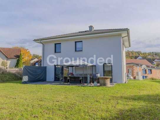 Neuwertiges, energieeffizientes Einfamilienhaus mit Garten und Garage in Oberaurach