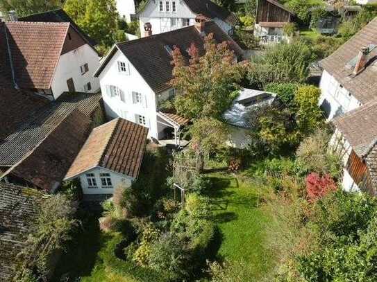 Tolles Wohnambiente im ehem. Bauernhaus mit flexiblen Nutzungsmöglichkeiten und schönem Grundstück