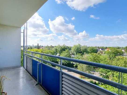 Vom Balkon den Stadtblick genießen.