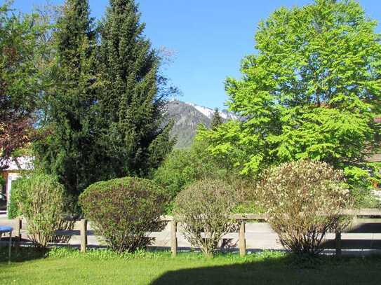 *Großzügige Erdgeschosswohnung mit wunderschönem Garten und Bergblick*