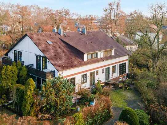 Mit Keller, Einbauküche, Kamin, Rollladen, Balkon u.v.m.: Reiheneckhaus bahnhofsnah in Zehlendorf