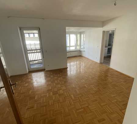 Helle 2-Zimmer-Wohnung mit Balkon und Einbauküche in Daglfing