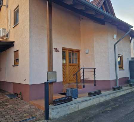 Ortsrandnah, grosse Terrasse, teilw. klimatisiert, Außenpool, Sauna Untergeschoss, großes Carport.