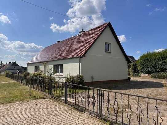 Sanierungsbedürftiges Wohnhaus mit Nebengelass in ländlicher Idylle