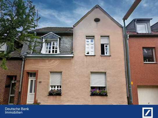 Modernisiertes Jahrhundertwendehaus mit Anbau und Garten