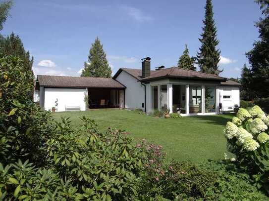 Freistehendes Einfamilienhaus mit Freisitz, Garage und 2 Stellplätzen in parkähnlichem Garten