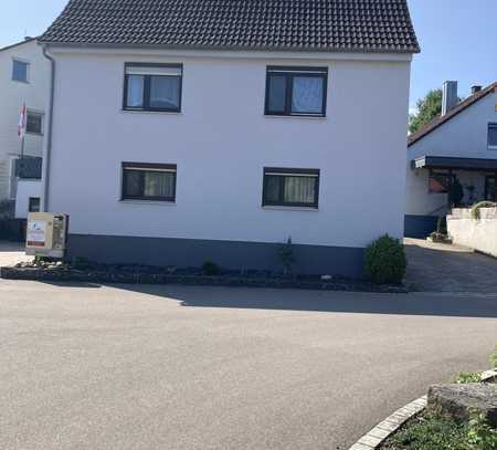 Wohnhaus mit Garage und PKW-Stellplatz im Freien