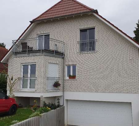 Helle Dachgeschosswohnung mit 2 Terrassen im Grünen