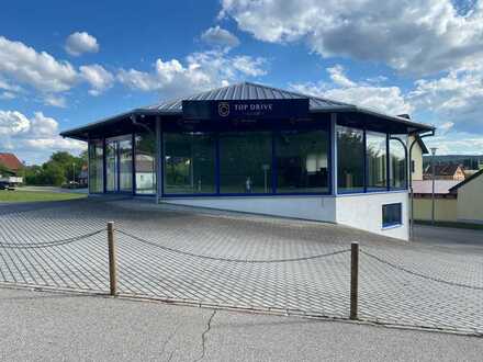 Geschäft mit Schaufenster, Showroom, Autohaus, Ausstellungsraum, Galerie