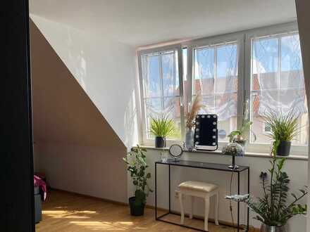 Gemütliche Dreizimmer-Dachgeschoß-Wohnung mit tollem Grundriss und viel Extra-Stauraum