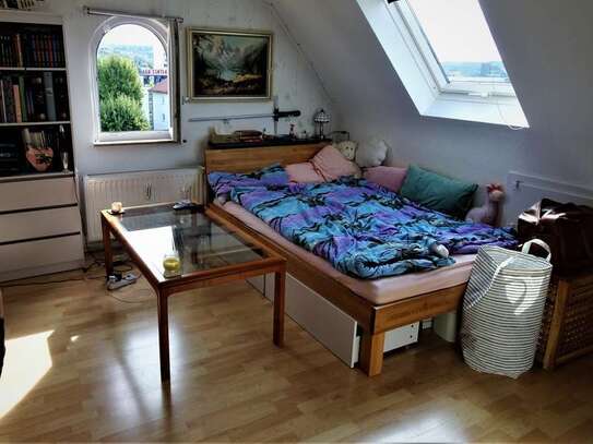 Schöne 2 Zimmer Dachgeschosswohnung zu vermieten