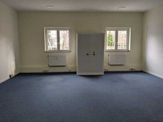 Drei vollständig renovierte Büroräume mit 90 m² im Erdgeschoß, ruhig gelegen, zu vermieten