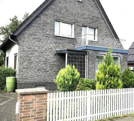 Schönes Ein/Zweifamilienhaus mit parkähnlichem Grundstück