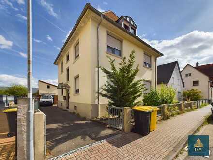 DREIFAMILIENHAUS - mit kleinem Garten und 3 Stellplätzen