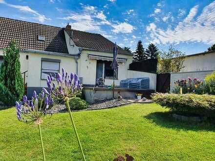 Einfamilienhaus mit schönem Garten u. Garage auf großem Grundstück