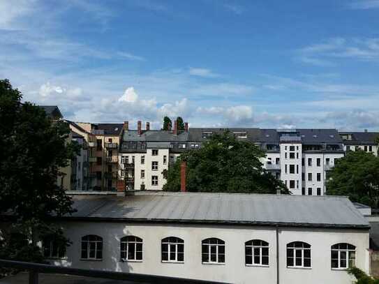 **Hochwertiger, sanierter Altbau, DG mit Lift, Balkon, Einzelgarage****