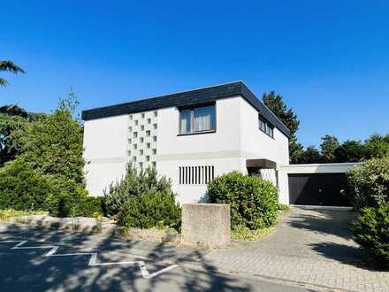 Freistehendes Einfamilienhaus mit viel Wohnraum, individuellem Charakter und idyllischem Garten