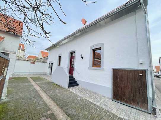 Charmantes, frisch saniertes/renoviertes Einfamilienhaus mit historischem Flair, Garten und Carport