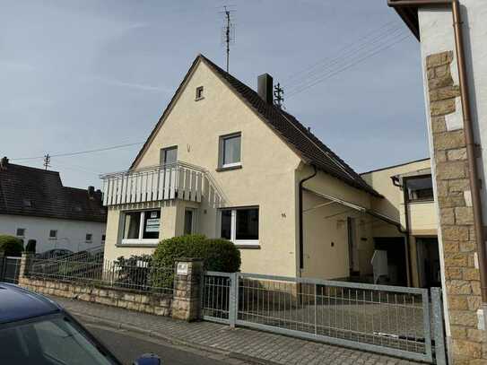 Schönes Haus mit Wintergarten, in ruhiger Lage. Vielfältiger Erweiterungsmöglichkeiten.