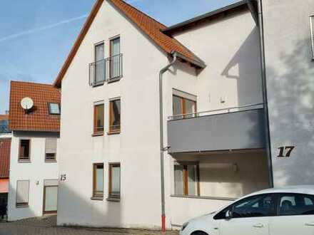 Renovierte 2,5-Zimmer-Wohnung mit Balkon und EBK in Wiernsheim