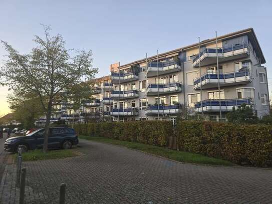 Charmante 2 Zimmer Wohnung, renoviert, mit moderner EBK und großen Balkon in Hannover