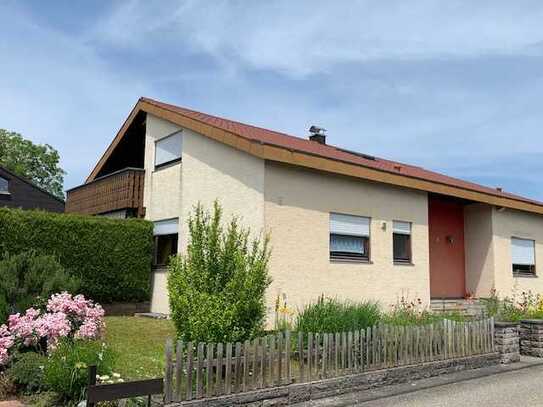 Freistehendes 1-2 Familien Wohnhaus mit schönem Garten