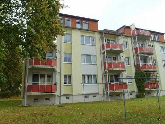 Scheubengrobsdorf: Vermietete 2-Zimmer-Wohnung mit Balkon, Badewanne und Laminatboden im 1.OG