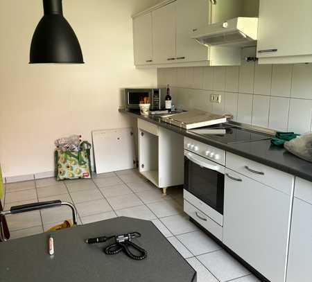 Ruhige 2-Raum-Wohnung mit Einbauküche mit Blick ins Grüne