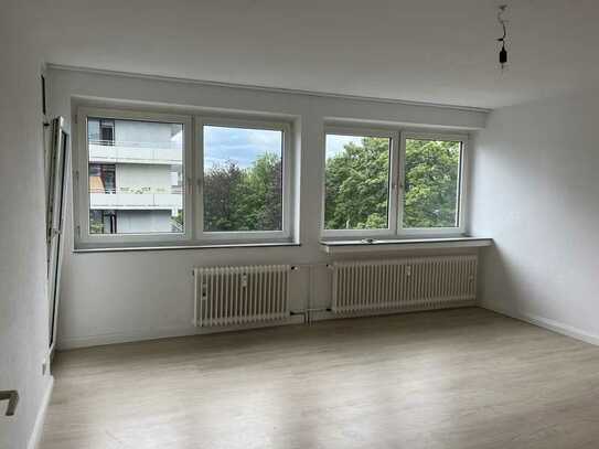 Gepflegtes, helles 1-Zimmer Appartement mit großer Fensterfront