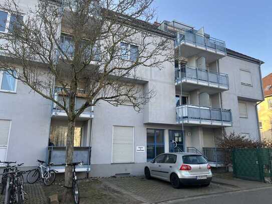 Frisch renovierte 1,5-Zimmer-Dachgeschosswohnung mit Balkon und EBK in Landau