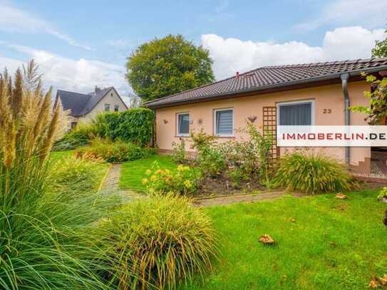 IMMOBERLIN.DE - Entzückender Bungalow mit Gartenidylle & Wintergarten im Berliner Speckgürtel