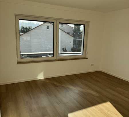 Modernisierte 4-Raum-Wohnung mit Terrasse und Einbauküche in Schriesheim Altenbach