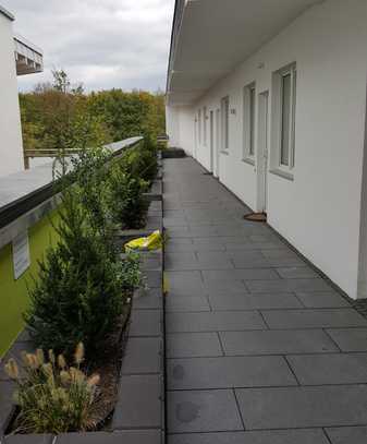 Möblierte Wohnung mit Küchenvollausstattung, 2 Betten, TV und Duschbad, Terrasse.