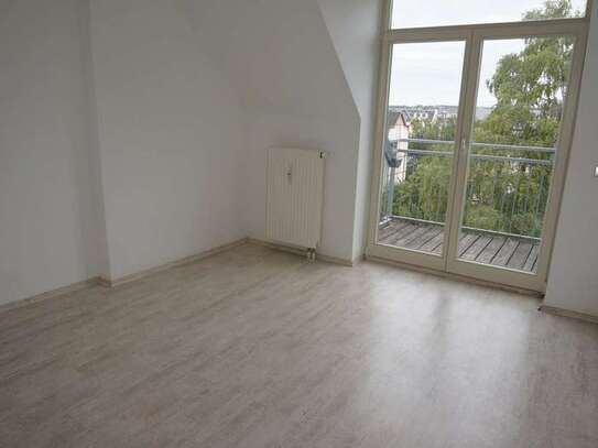 Dachgeschoss - Laminat - Balkon - Bad mit Dusche !!