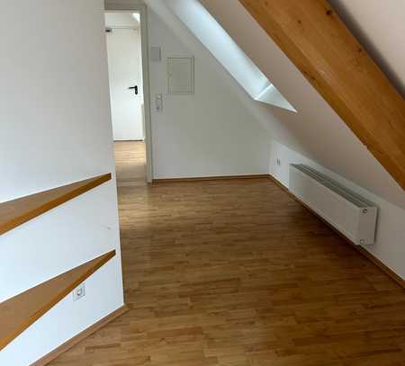 Freundliche und modernisierte 2-Raum-DG-Wohnung in Bergneustadt