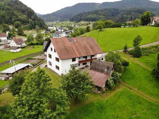 Großzügiges Zweifamilienhaus in schöner Ortsrandlage von Oppenau !