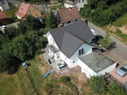 Erdwärmepumpe! Bezugsfertiges, freistehendes EFH mit weitläufigem Garten