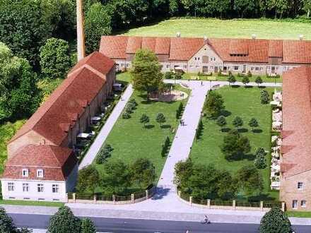 "Willkommen im Gut Kloster Zinna": Sonnige 2-Zimmer-Wohnung mit separatem Privat-Garten & Freisitz