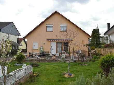 Traumhaus mit Einliegerwohnung und Rosengarten !