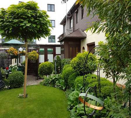 Schöne Erdgeschosswohnung mit Kamin und grossem Gartenanteil und Doppelcarport in zentraler Lage