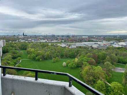 Über den Dächern der Kranhäusern mit Blick auf den Dom