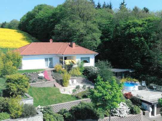 Freistehendes 1-Familienhaus mit
3 Garagen, herrlichem Fernblick und großem Grundstück