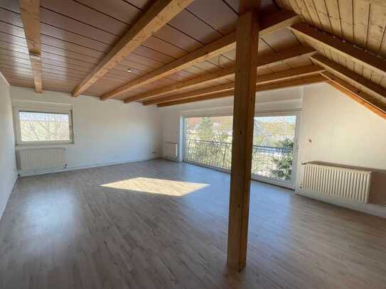 Große Dachgeschosswohnung zu vermieten