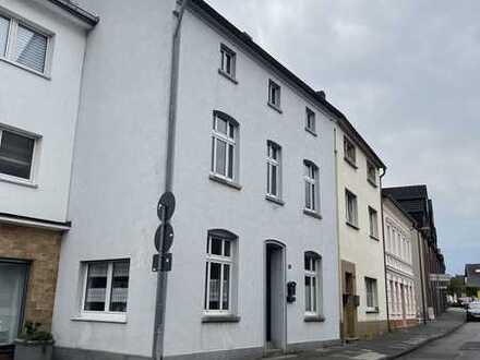 Einfamilienhaus im schönen Sieglar mit Bauparzelle zum Kauf!