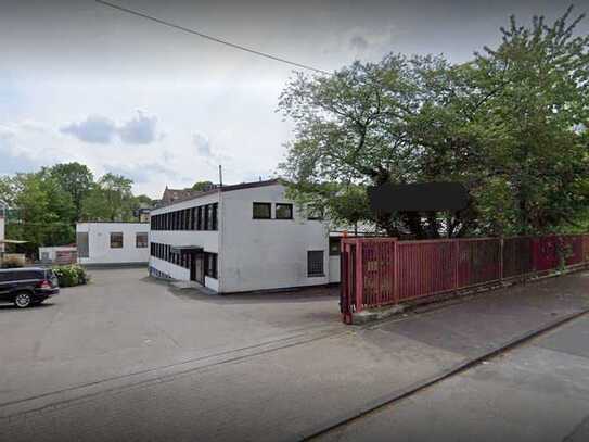 Großflächige Gewerbehalle mit angrenzendem Bürogebäude