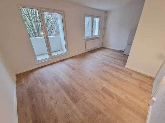 Hochwertig sanierte 4-Raumwohnung mit EBK-Option + neuem Wannenbad + neuem Laminat + Balkon